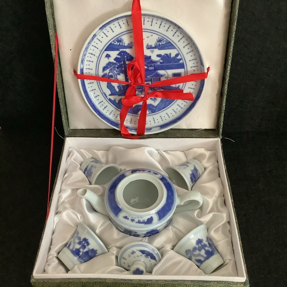 Vintage Chinese miniature Chinese tea set.